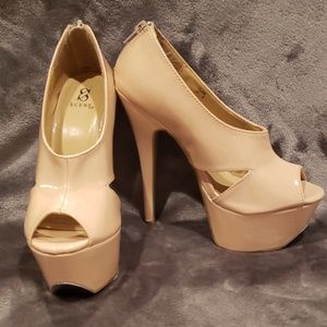Shoe Dazzle Nude Cut Out Platform Peep Toe Pumps